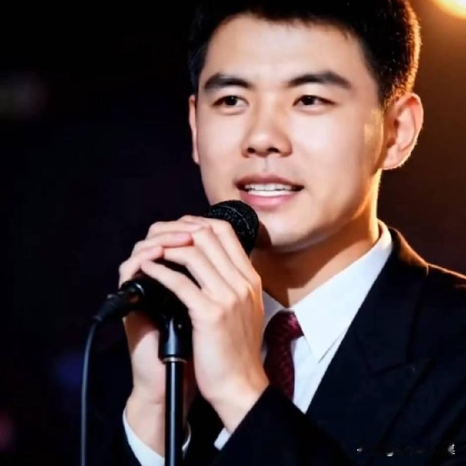 五一节赋

           徐铁田
 
时序暮春，景明气朗；节逢五一，寰宇