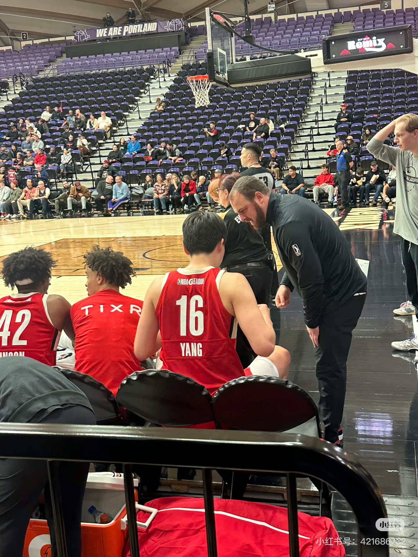 跟队记者透露: 刚才开拓者把杨瀚森召回的时候，小杨还在训练馆训练（这时候还是晚上