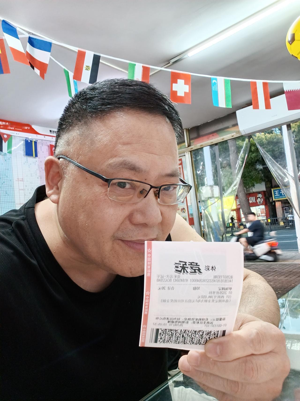 世界杯我来了！

晚上7点，来到了南昌西湖区桃苑彩票店。

我是来买彩票的，重在