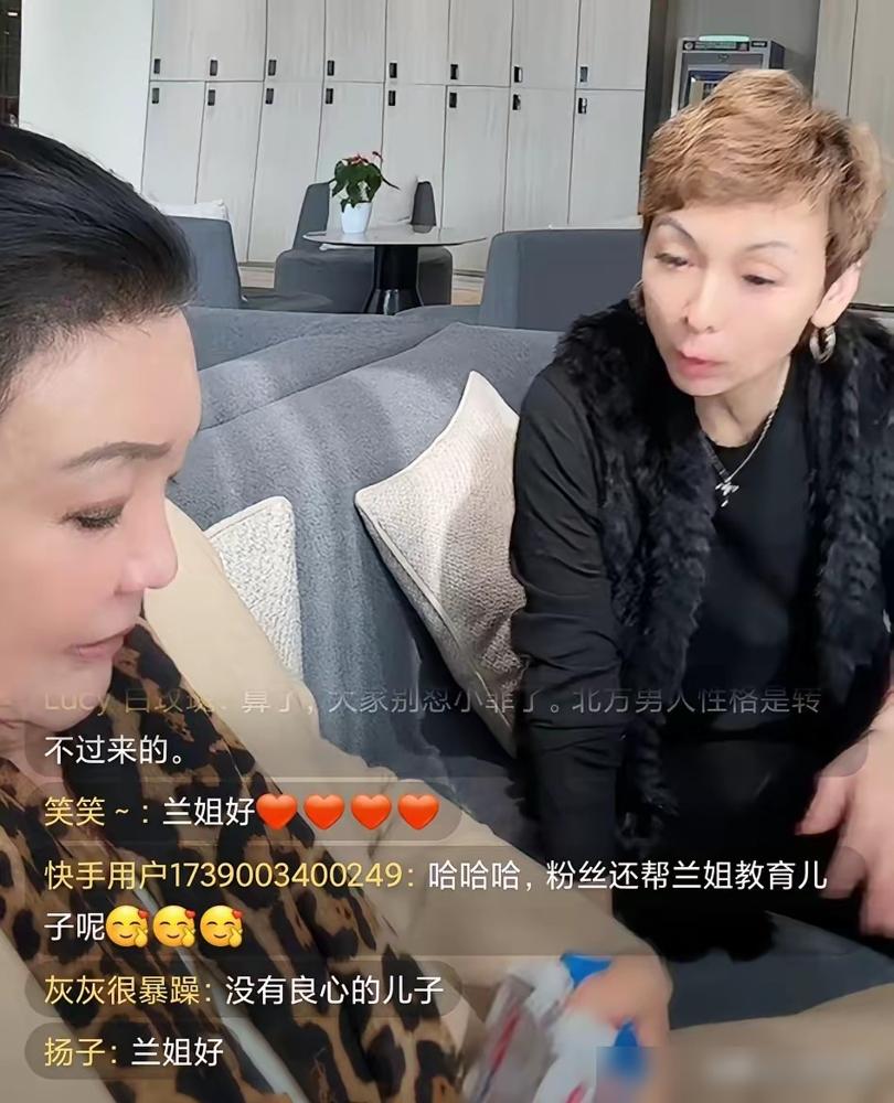 曾经在直播间横扫一切的战狼兰姐，竟然对着镜头扑通跪下了。她红着眼眶连磕三个响头，