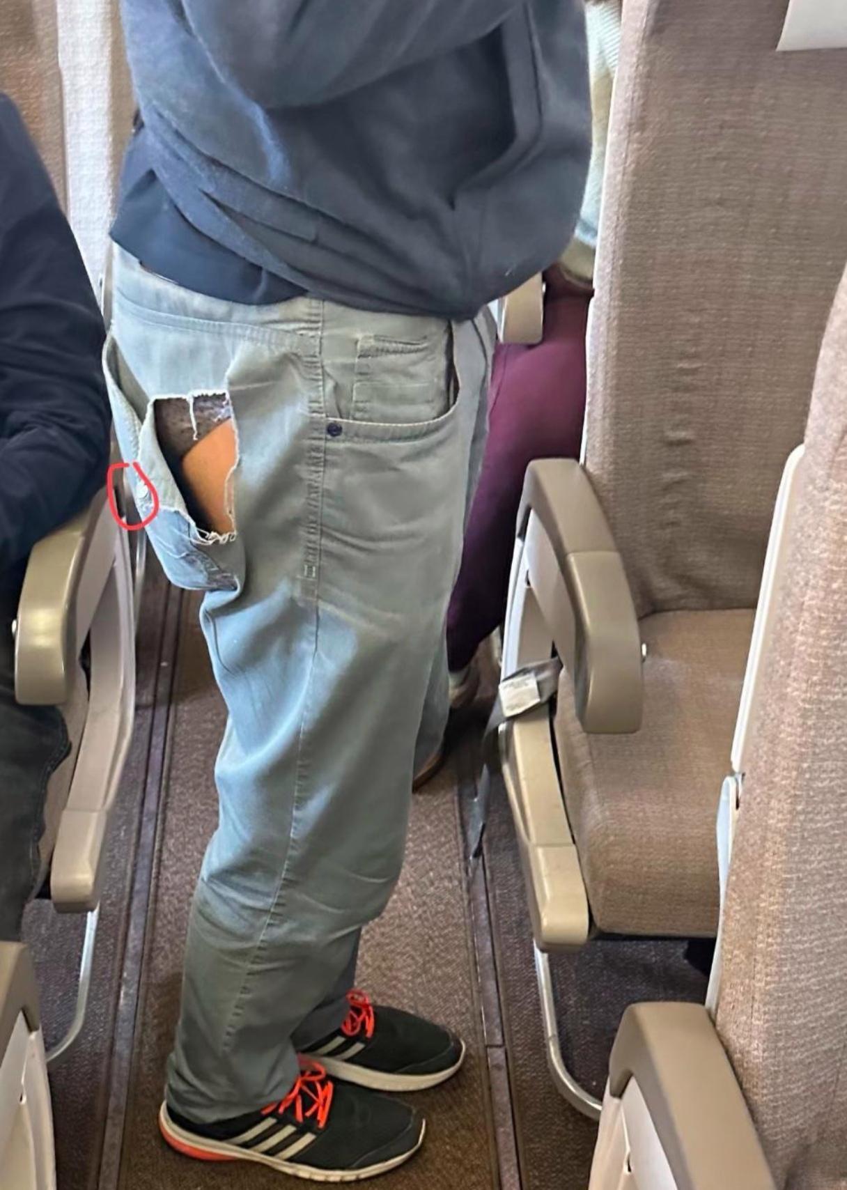 这大哥着急出门了吗