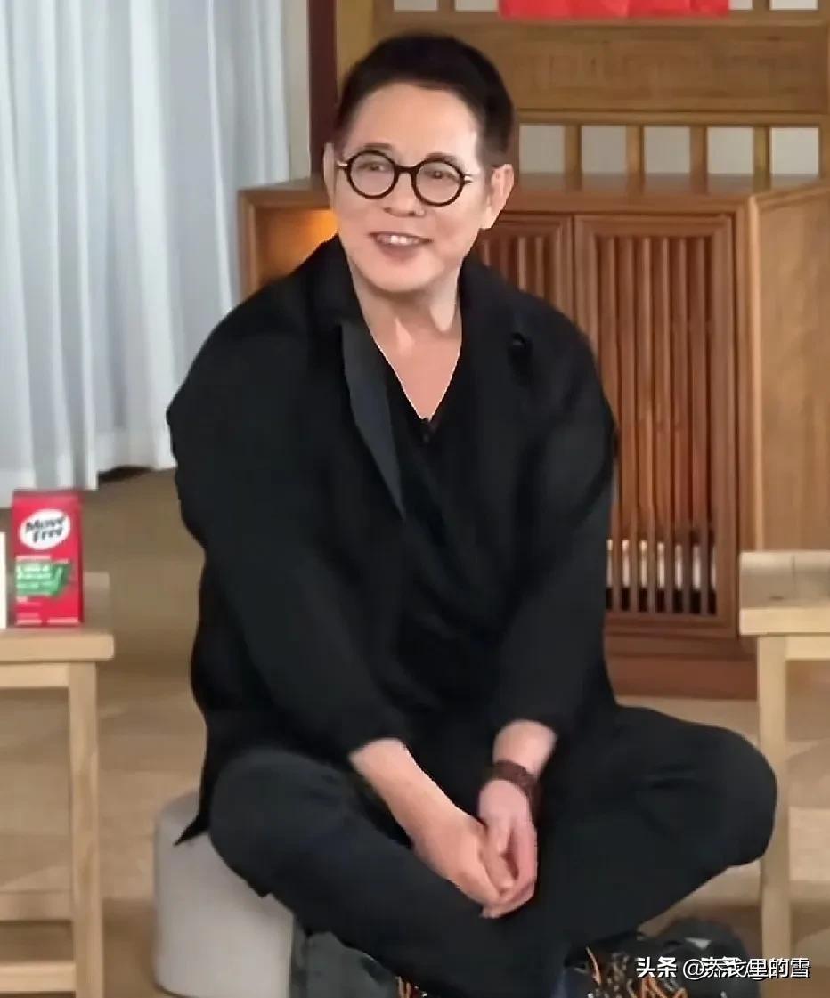 网传李连杰变年轻了！

这么一看，还真是，是跟他自己比，是跟前些时候比，他好像吃