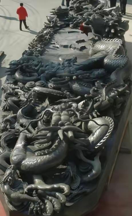 1991年，河北一村民上山砍柴，又累又热，坐在一块石头上歇息，不料这一坐，竟让他