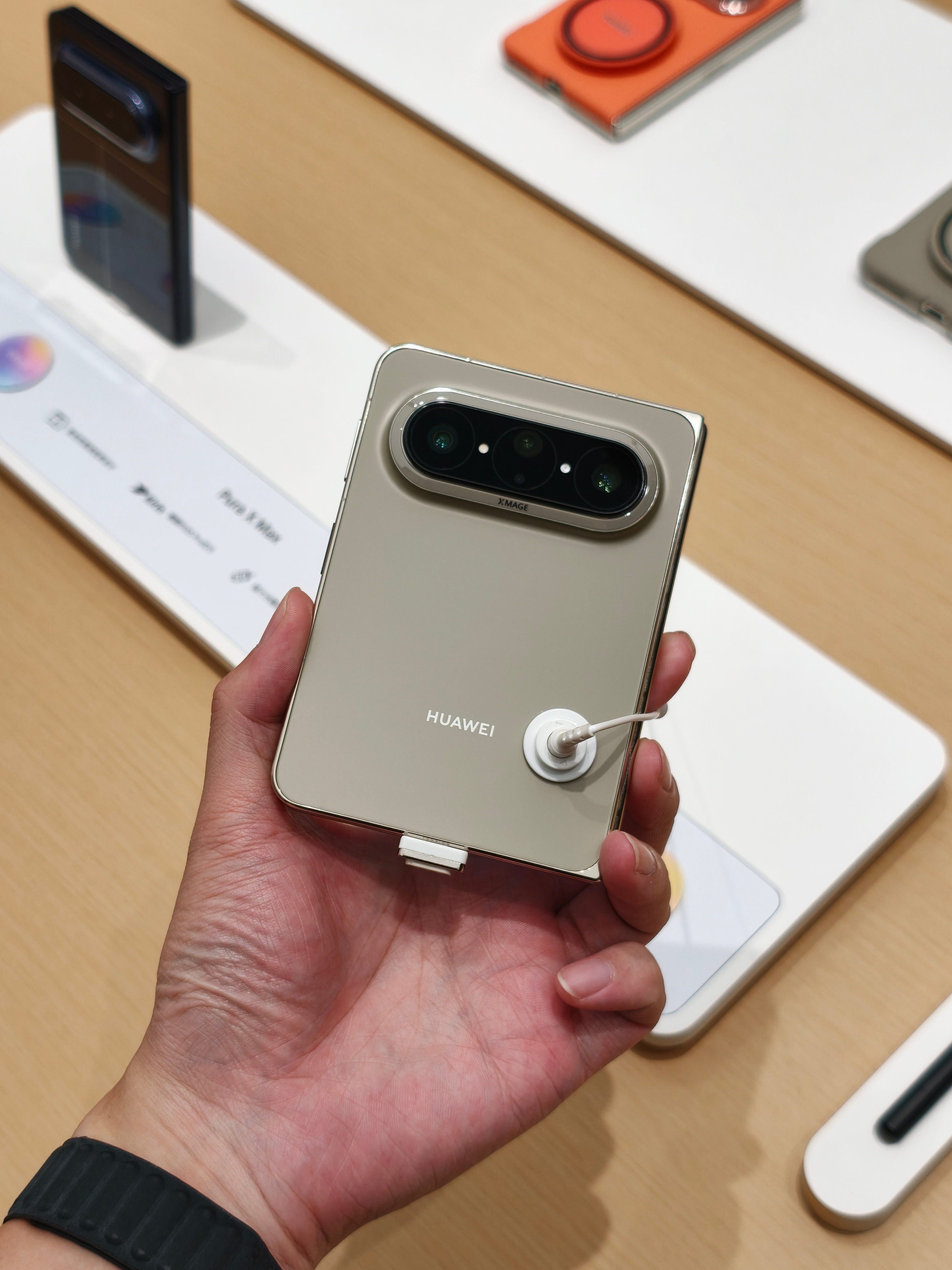 绝了，Pura X Max这个微信是平板微信，可以说是绝对的史诗级更新。 