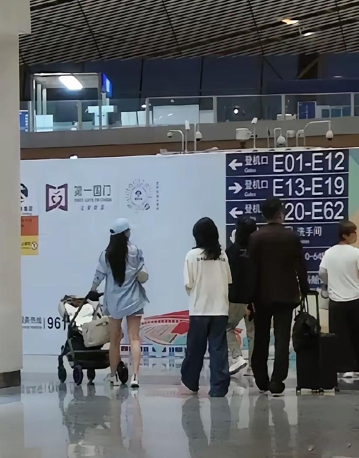 回北京生活，也只是兰姐一个人的一厢情愿，这一家子天天往台湾，还演骨肉分离！
汪早