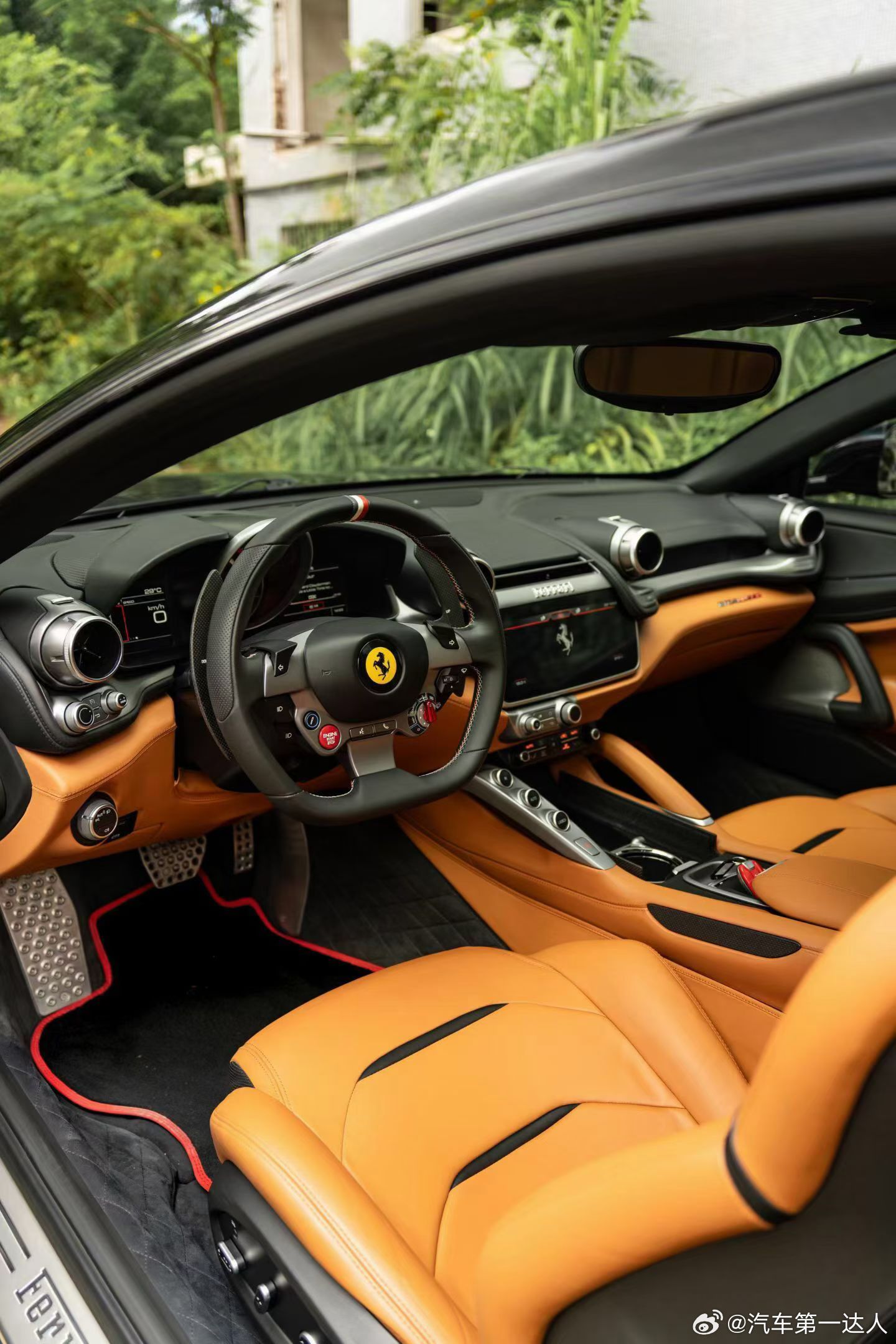 法拉利GTC4 Lusso V12 6.3L，天幕 JBL音响 LED方向盘 副