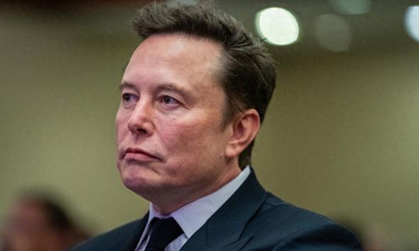 华盛顿顶级晚宴直接变枪战现场，全场瞬间大乱，所有人抱头躲桌子底下，而世界首富马斯