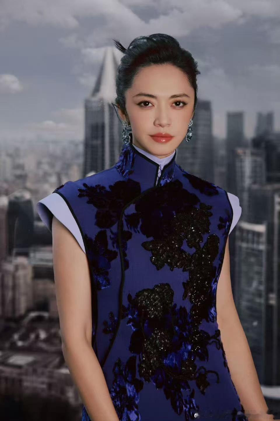 姚晨这姐的仪态我能学十年姚晨上海天后宫站，姚晨联手glass一袭紫色旗袍亮相，身