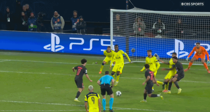 罗梅罗手球，送给对方一个点球