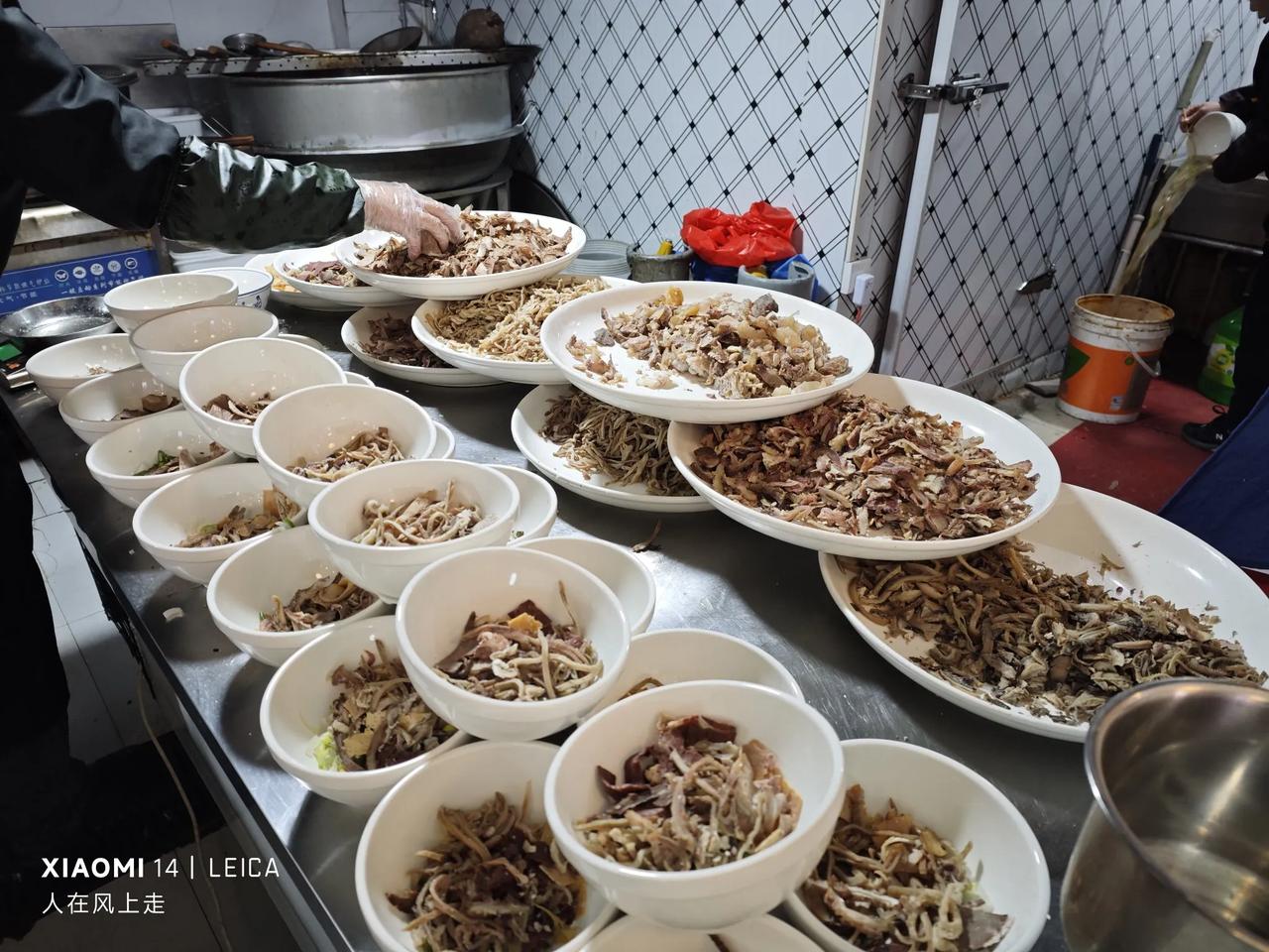 早上八点，芳华路喝全牛宴牛肉汤！
洛阳有牛肉汤、羊肉汤、驴肉汤、豆腐汤、丸子汤、