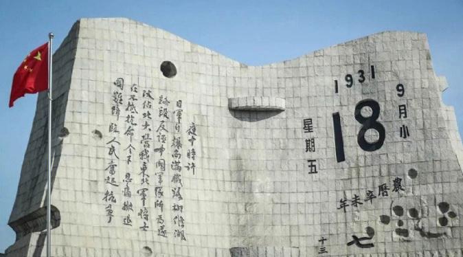 防空警报划破城市上空时，行人们停下脚步。

车流静止，外卖小哥摘帽，老人按住孩子