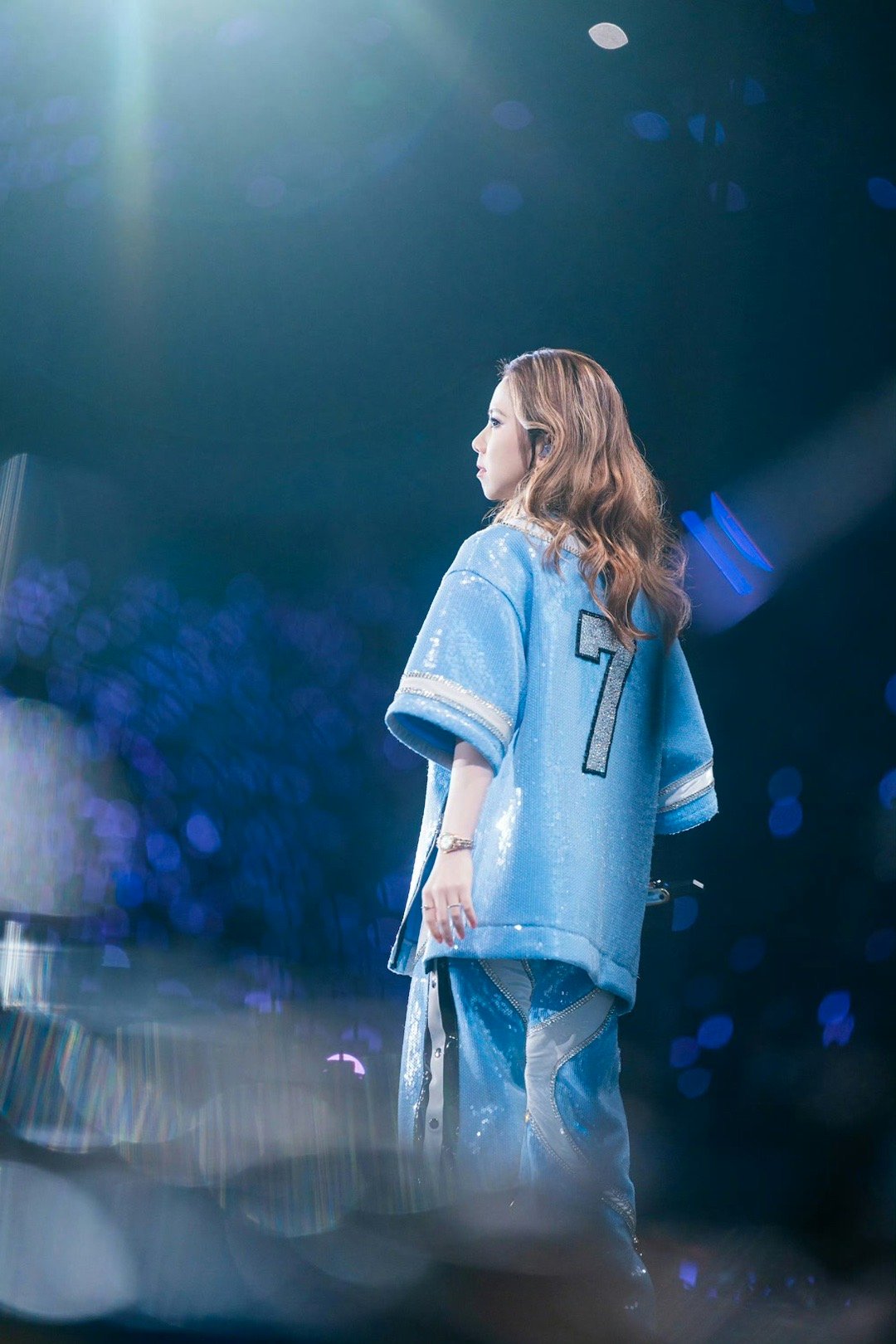 邓紫棋你昨天不是这样的 昨晚还在哽咽说着“只要还有一口气就要好好活着”，今晚就蹦