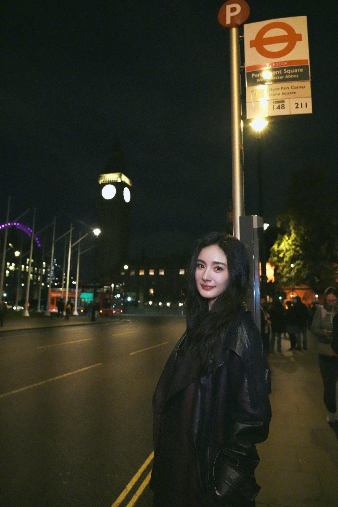 #杨幂皮衣随拍##杨幂伦敦夜景街拍#🆘也太美了 ​​​