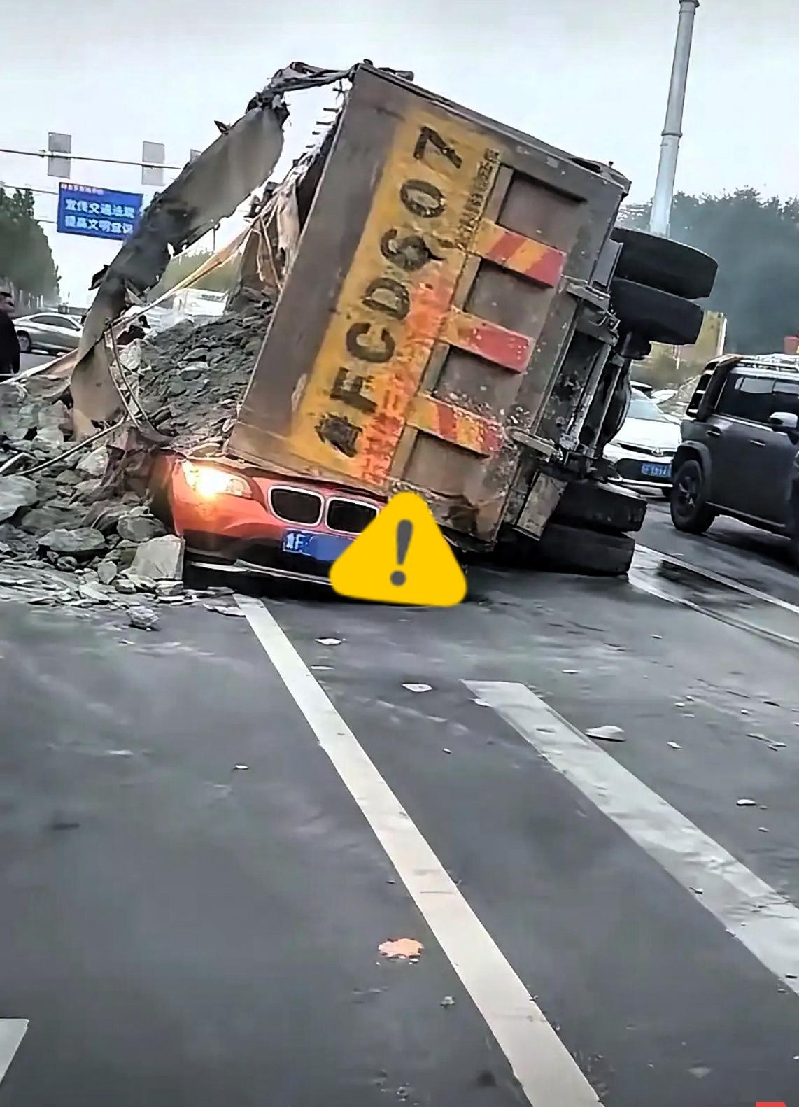 烟台芝罘区的车祸大家怎么看，宝马车主被大货车侧翻砸到了，人也没了，真的太可惜了。