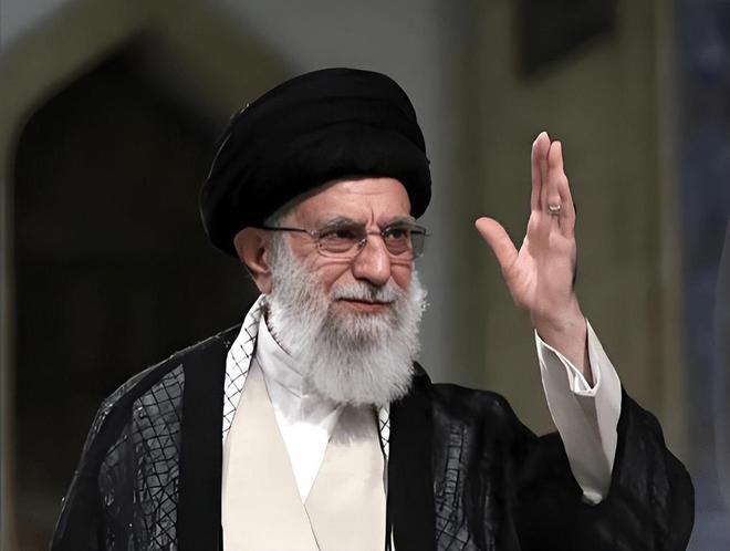 。在德黑兰、库姆和马什哈德，成千上万的民众涌上街头，他们挥舞国旗、高喊“美国去死