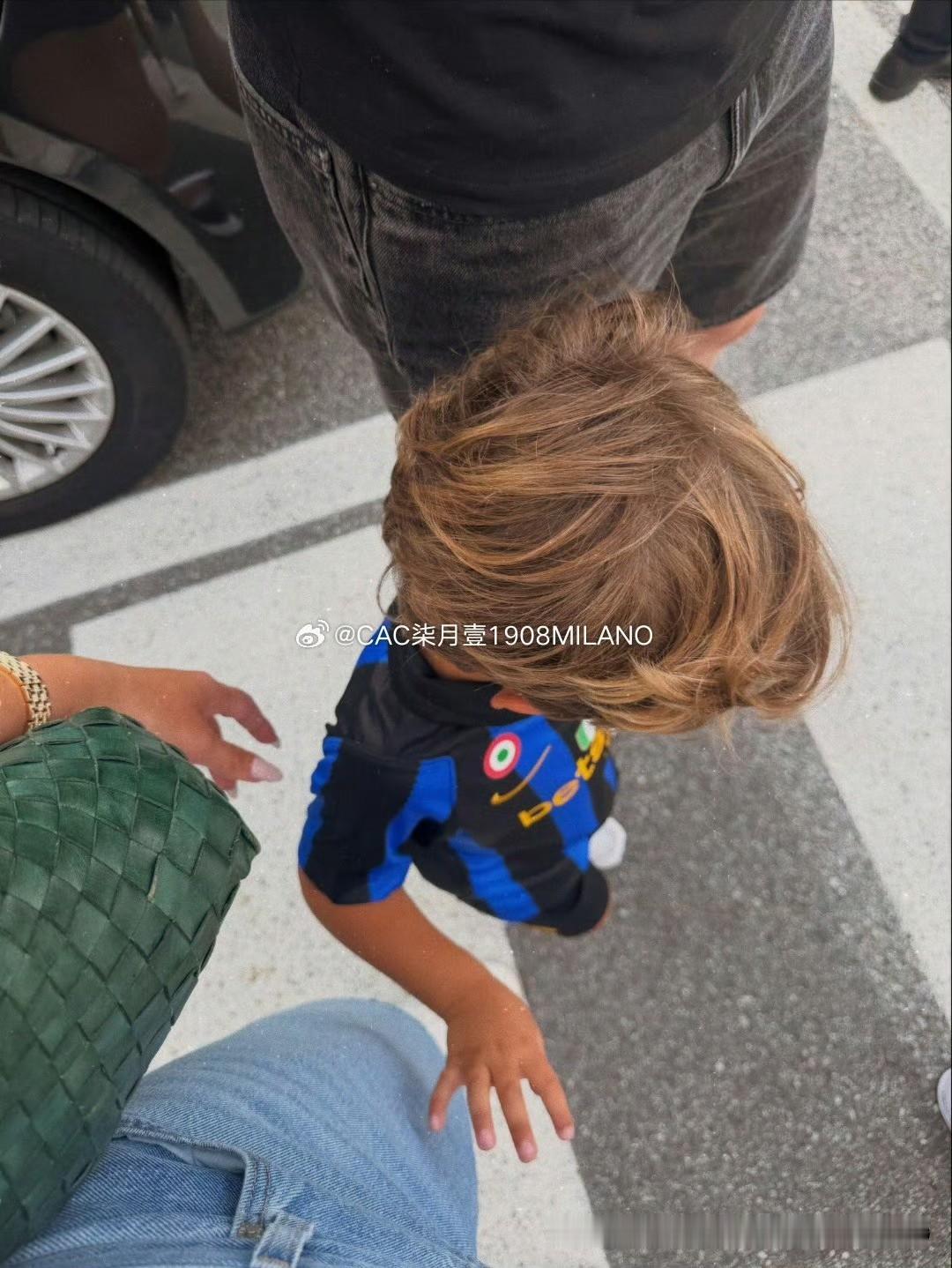 斯通斯妻子发文：

你好，国际米兰💙🖤，新的旅程就此开启 🇮🇹✨ ​​​