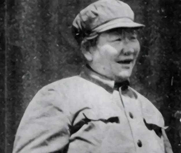 1985年，老战友相聚见到一农妇：这不是一起睡了两年通铺的兄弟吗？

1985年