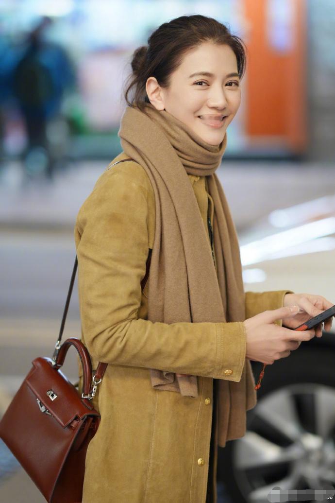 袁咏仪晒照庆三八女神节，袁咏仪一身休闲打扮，姜黄色衬衫搭配同色系围巾，再加上一只