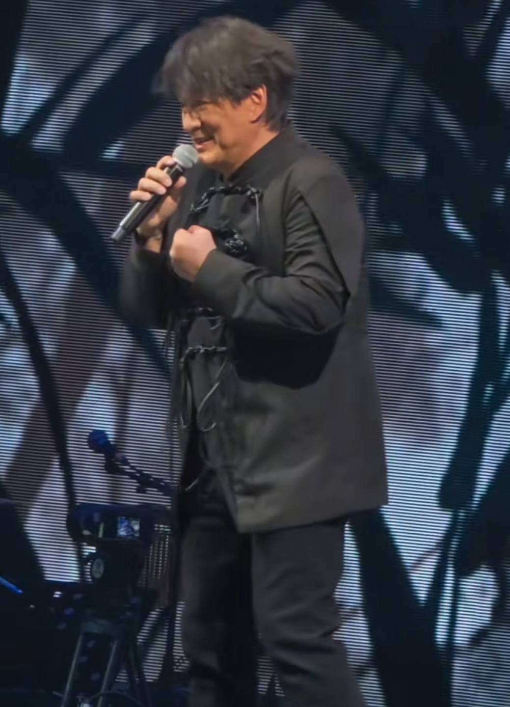 他的头发还那么好。 
