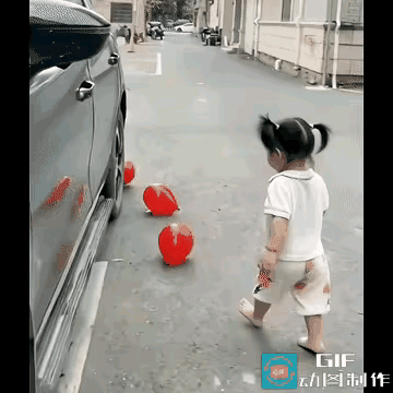 小姑娘还纳闷呢，这红色气球怎么这么硬😶大哥下回带其他颜色的头盔吧[捂脸]