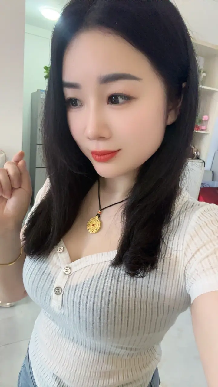 这个世界破破烂烂，但总有人在缝缝补补，好好生活、好好爱自己。