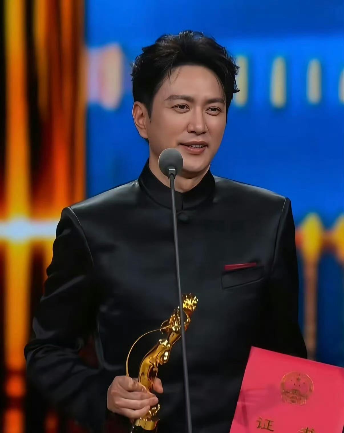 王仁君五次出演毛主席，坦言“不敢谈塑造二字，是这个角色在滋养我”。这种谦逊令人动