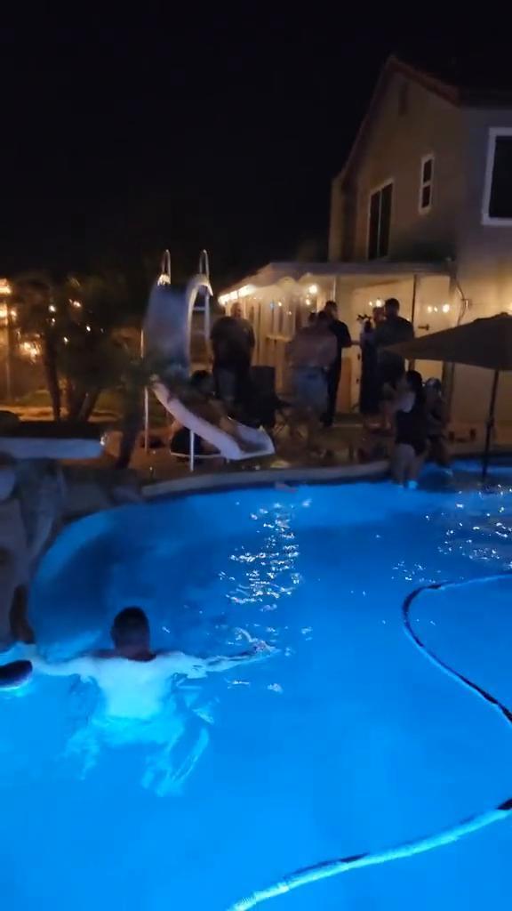 泳池派对中的插曲··首先第一只来自广东省名：泳池派对。
·第二只来自广东省名：蓝