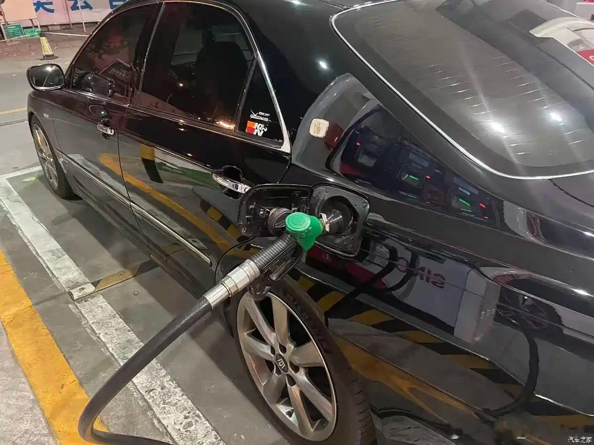 【今油价要降了？92号每升直降4毛，加满一箱能省21元】今晚24时，国内成品油价