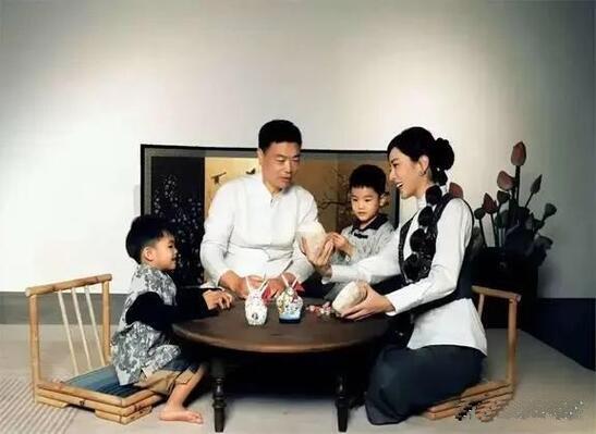 李思思的感情生活
 
舞台上的李思思端庄大气，多次站上春晚主持舞台；私下的感情十