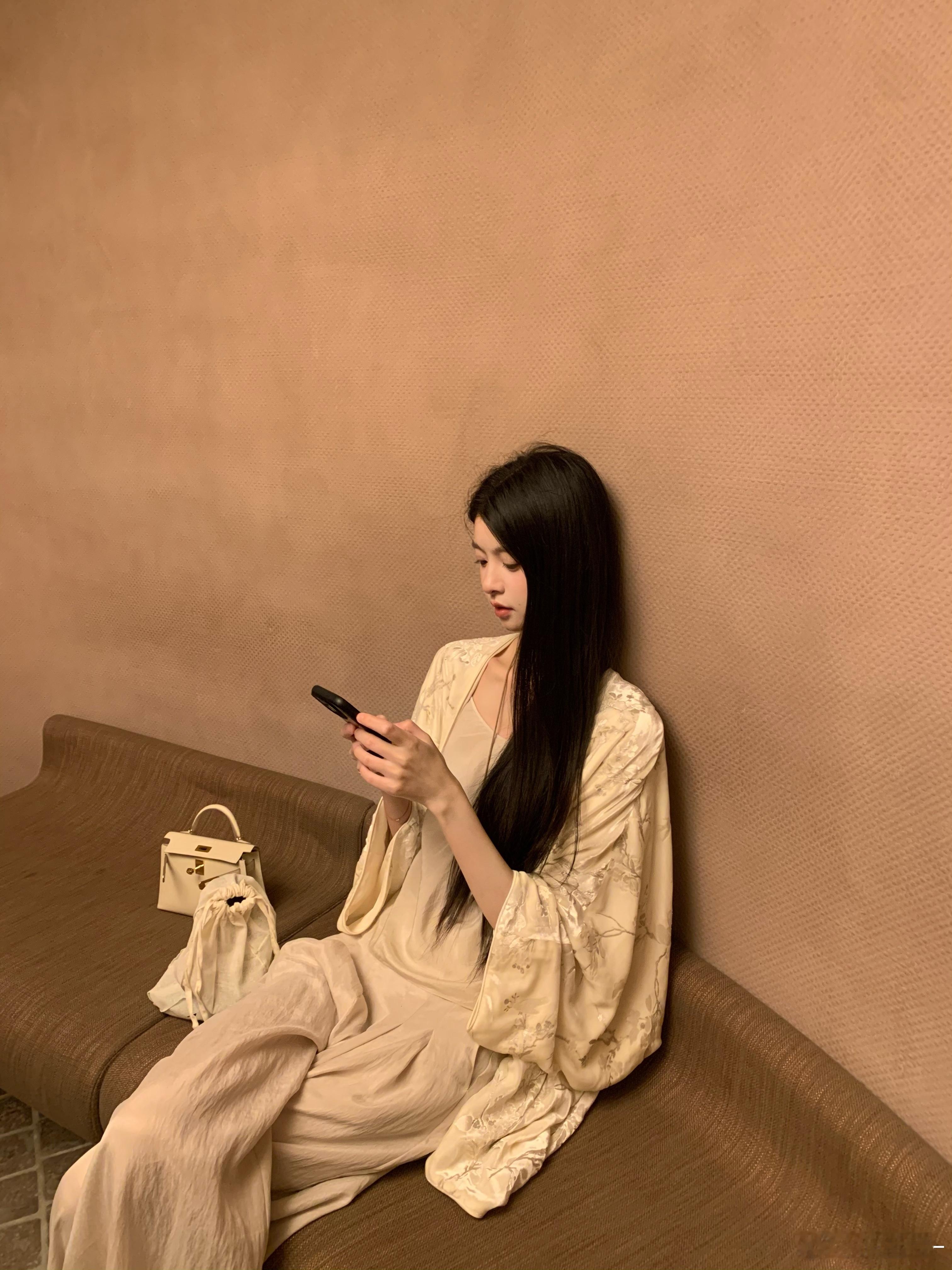 1.是自己小时候曾幻想美女的模样 安静气质重点是长发 发质还是乌黑亮丽 哈哈哈2