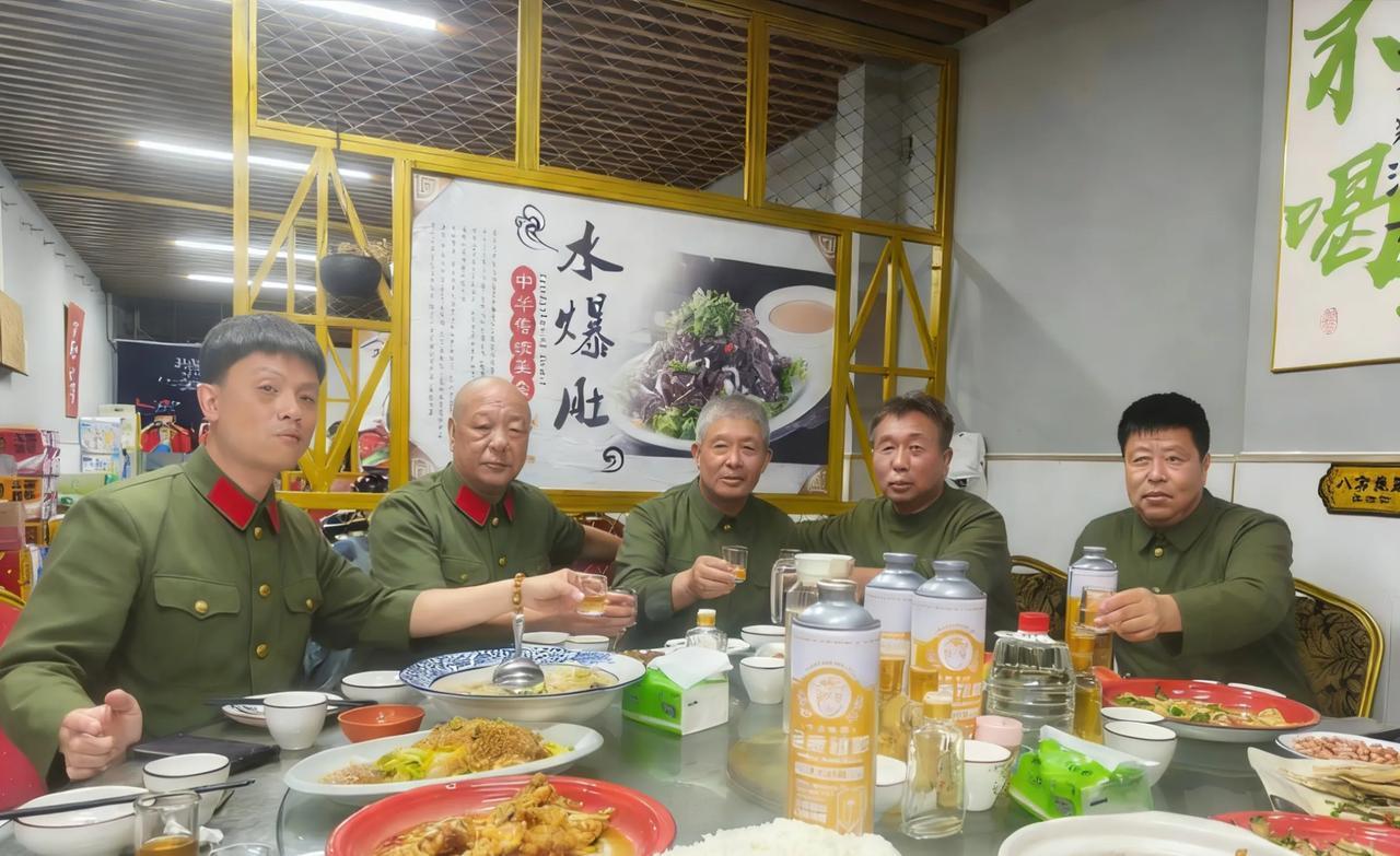 看看昨天晚上拍照的照片，还是年轻人精神啊！
​看看大侄子小峰着军装多带劲儿。想不