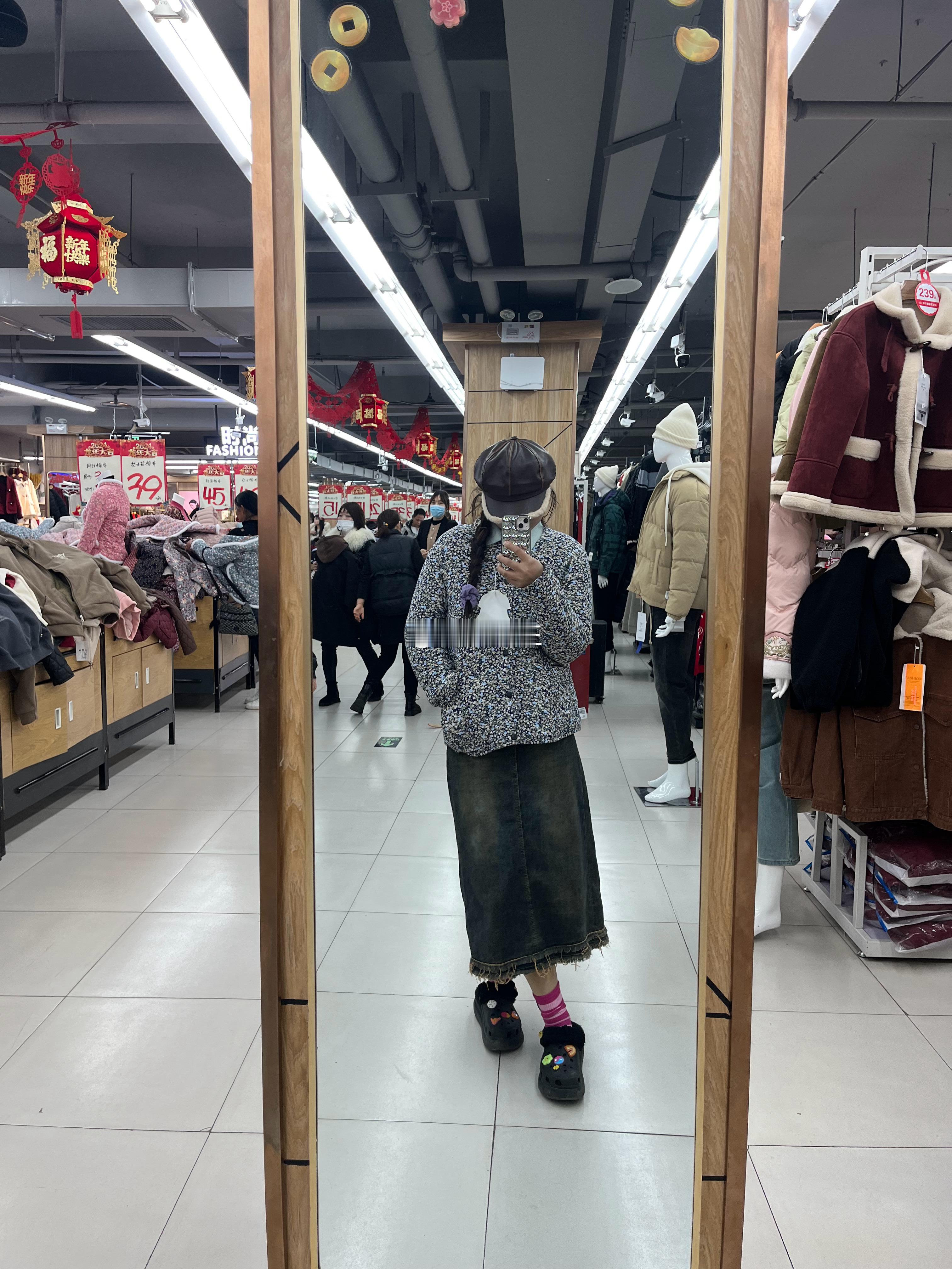 妙龄少女为何在某商场趁无人注意时偷偷做这件事 简直为人所不耻[doge]#偷偷藏