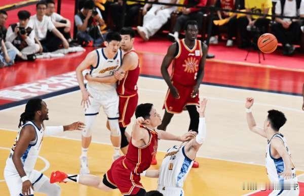 季后赛的残酷，从一张图片里一览无余：为了在紧逼中避免失误，张宁从对方严密防守的禁