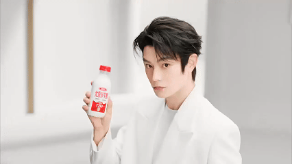 丁禹兮鲜牛奶短片总结：帅！鲜！值！全白色look超吸睛，讲“鲜”句句在点上——近