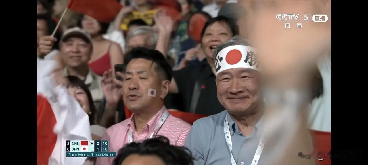 看到这种装扮的小日本球迷，你第一时间有什么感觉？
是不是跟我一样，张立马上去揍他