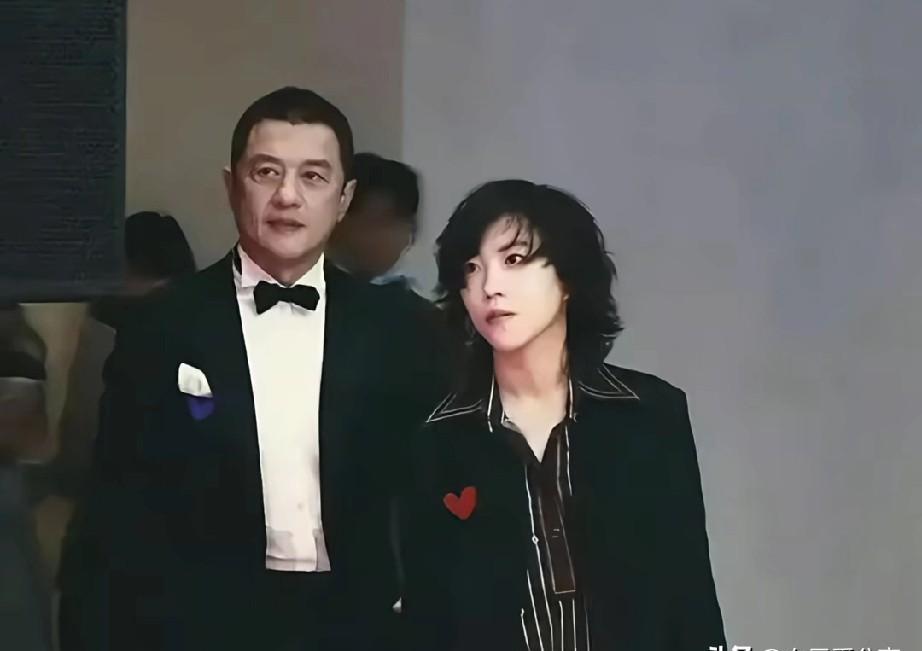 窦靖童30岁了，落地北京第一句话是“爸，我想吃你做的炸酱面”。
生父窦唯神隐多年