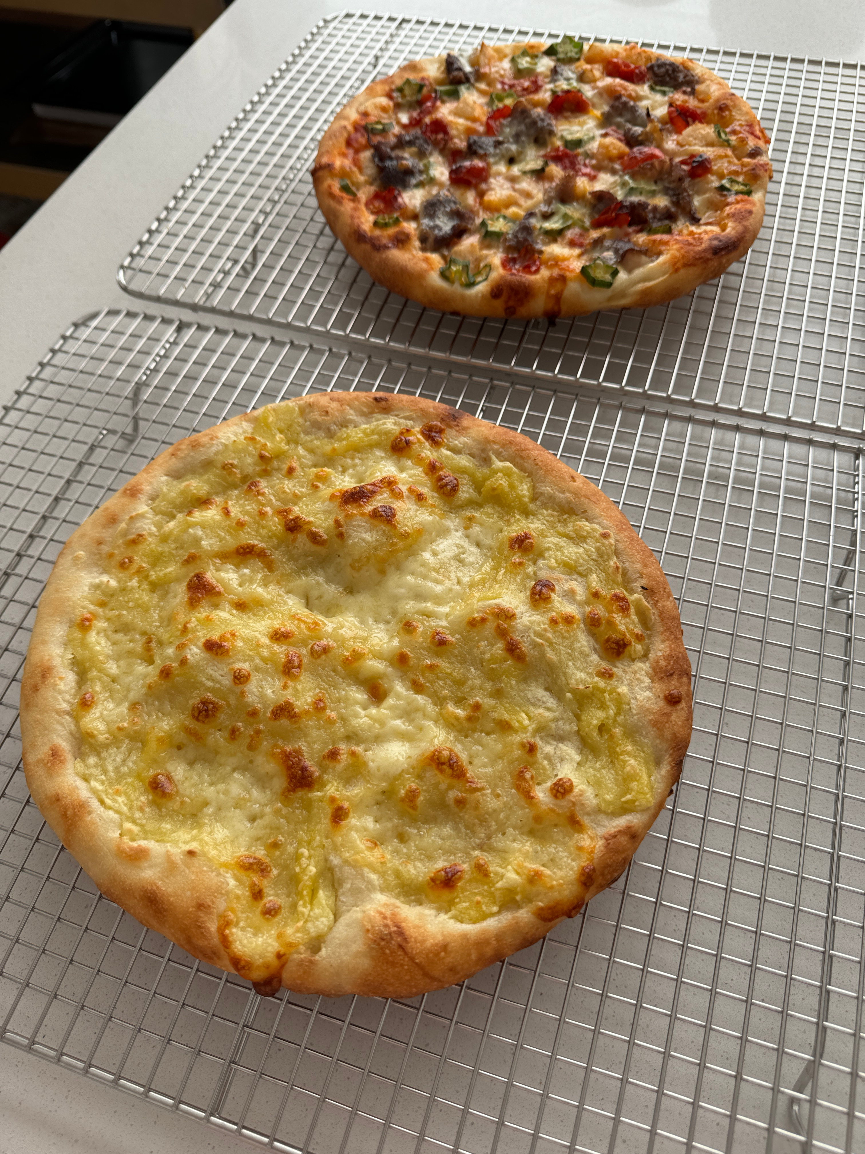 今天中午吃披萨，一个咸口的牛肉虾丸披萨，一个甜口的榴莲披萨。 ​​​