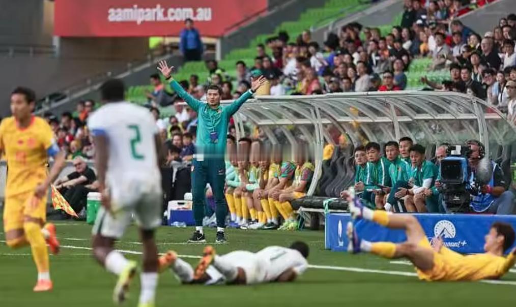 根据记者马德兴的报道，国足将在6月份与泰国队进行热身赛。国足之所以不与世界杯参赛