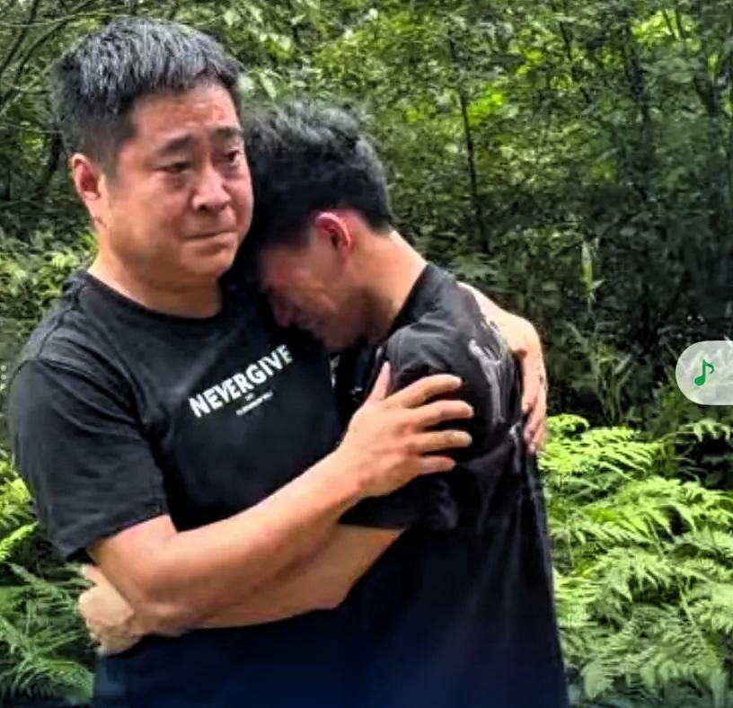 湖南，一男子考试结束后来到父母坟前祭拜，突然男子转身朝表哥跪了下去：哥，没有你就