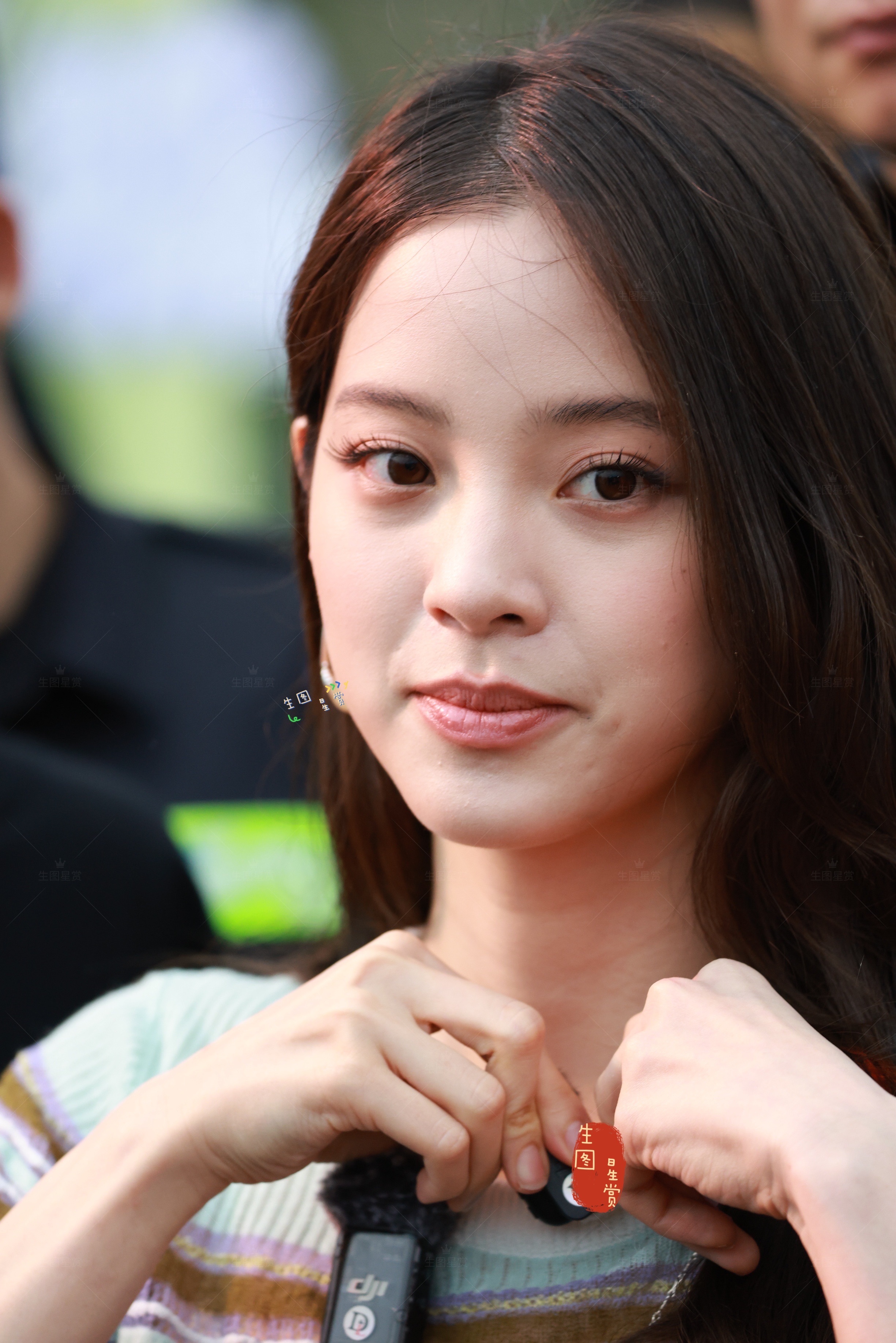 比心这个女高欧阳娜娜💋欧阳娜娜开新款MONA冒雨参加发布会