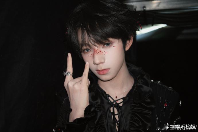 王橹杰这次的我也比曾经更全力以赴 王橹杰发文：“这次的我也比曾经更全力以赴，  