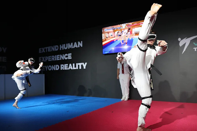 第20届亚运会新增虚拟跆拳道项目 选手佩戴 VR 头显与动作传感器进行虚拟跆拳道