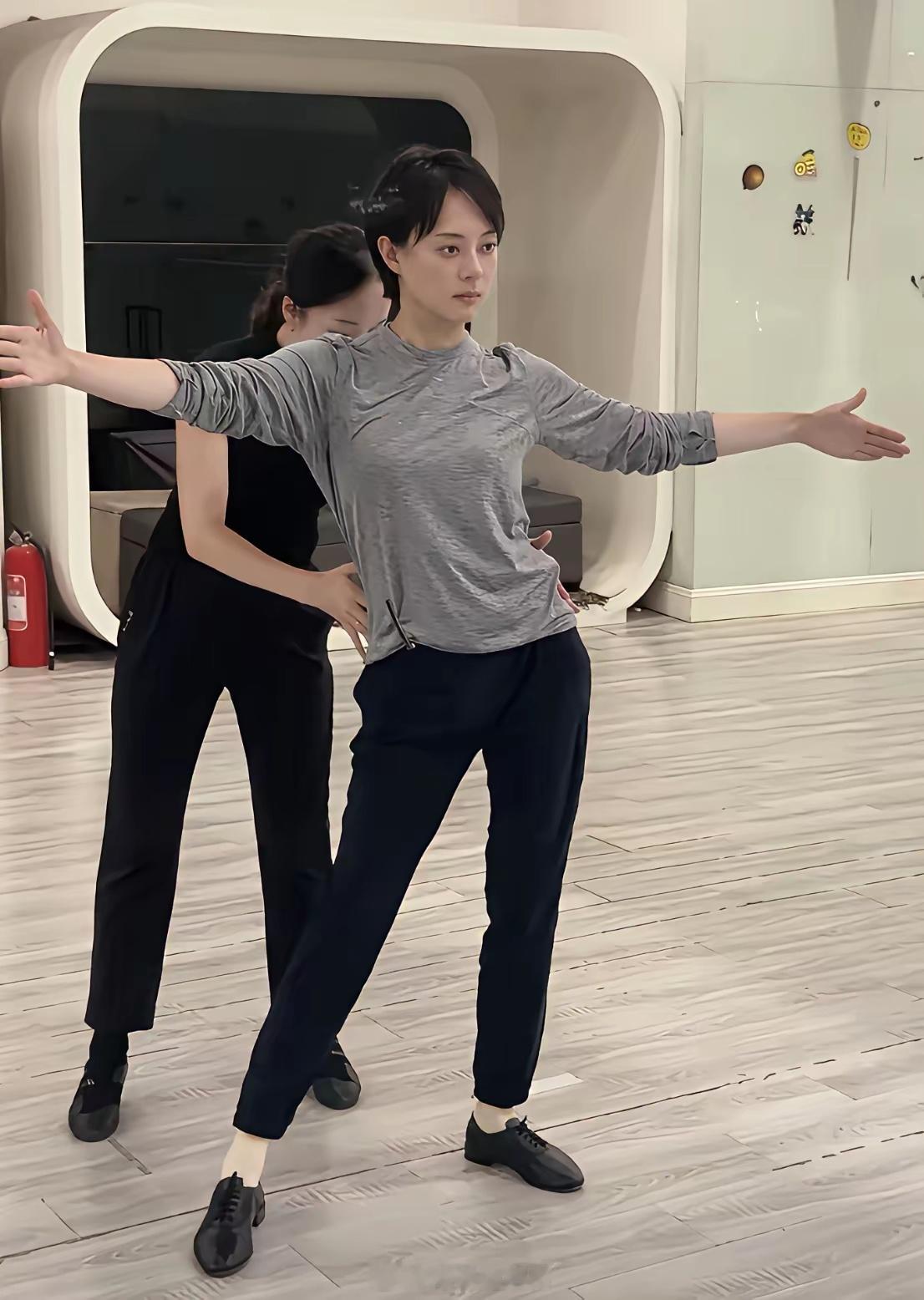 孙俪和12岁女儿一起上拉丁舞课这个下颌线和身材是真的吗？怎么看起来跟张馨予一样了