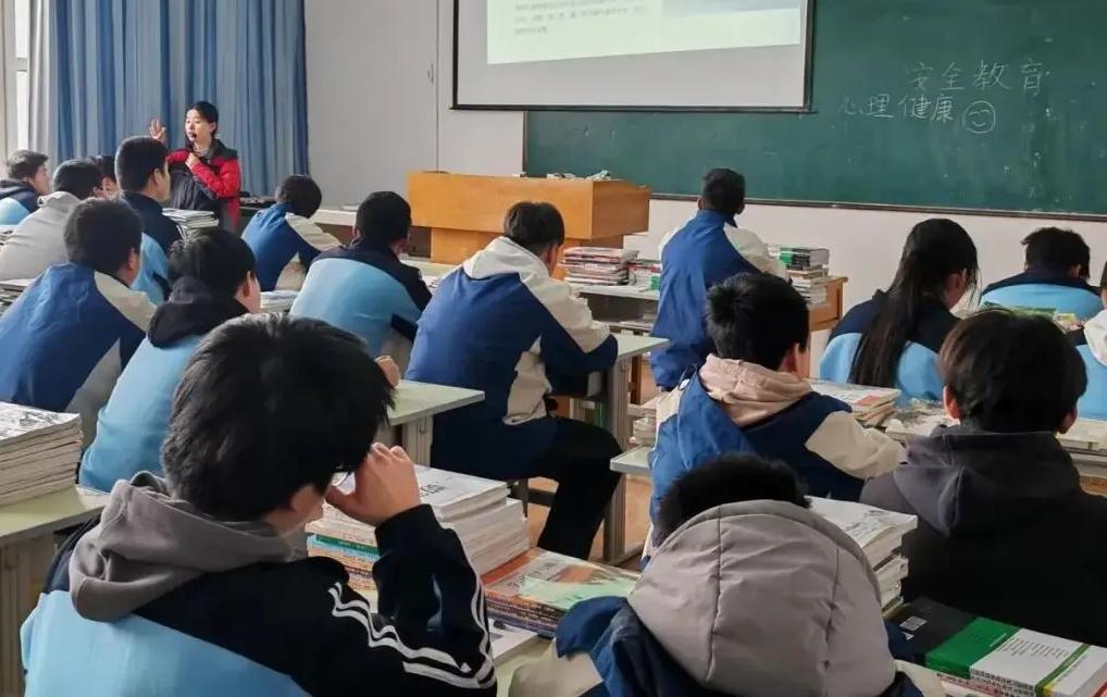 准高三，暑假各科这样学，开学直接冲进班级前三！

一、数学。

1、数学特别差的