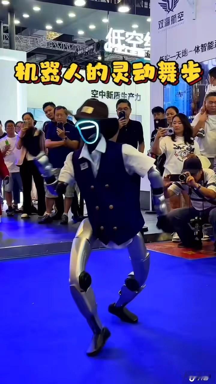 周末的“2025世界人工智能大会”大家真的可以去找些视频看看，比之前进步太多。现