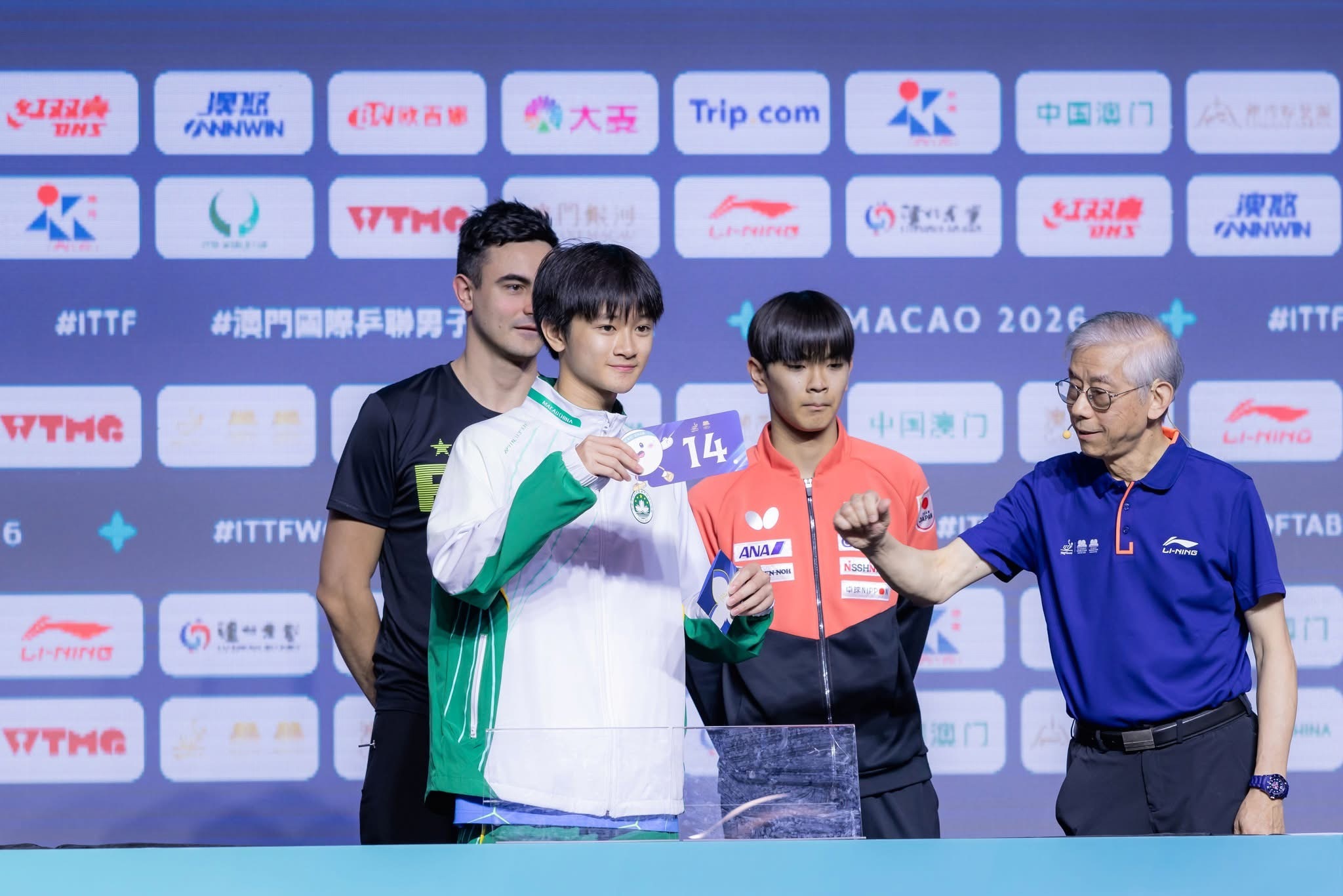 看官网年龄是21 但真的很像个高中生🙊 