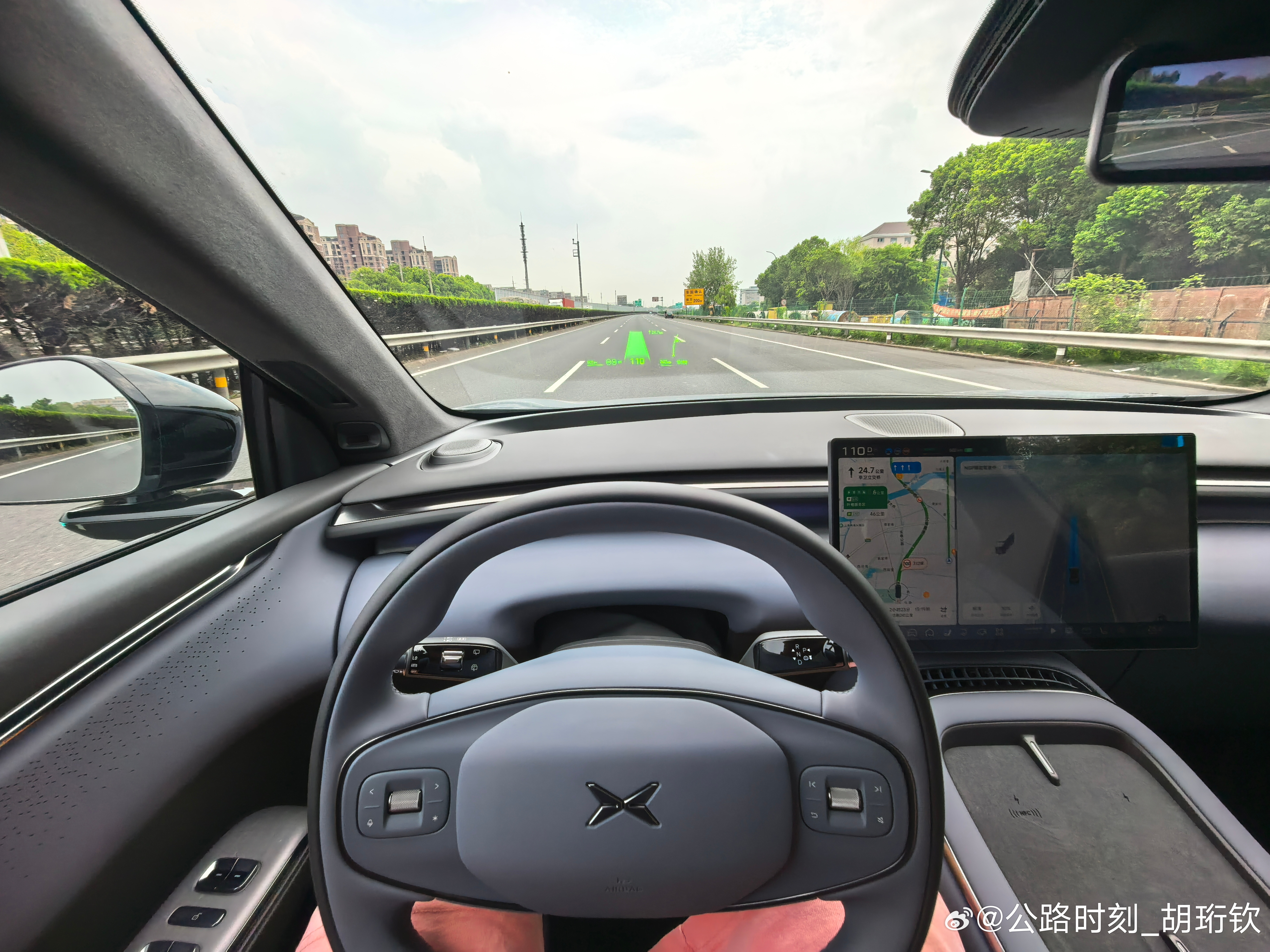 出发宁波去拍那个帅炸天的车！我们上午刚拍摄完，吃口饭就转场，同事摄像小哥路上抓紧