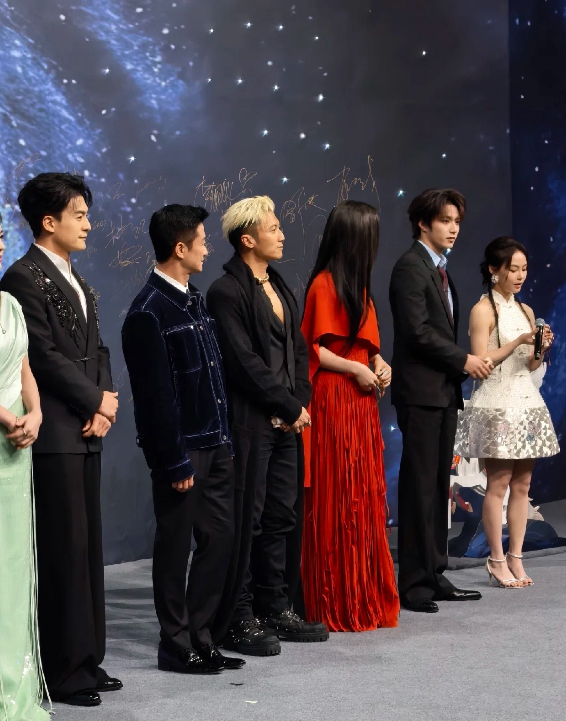 《镖人》剧组一起走红毯啦！！春节档电影都蛮神秘的！！几乎没有超前看片会，不过可以