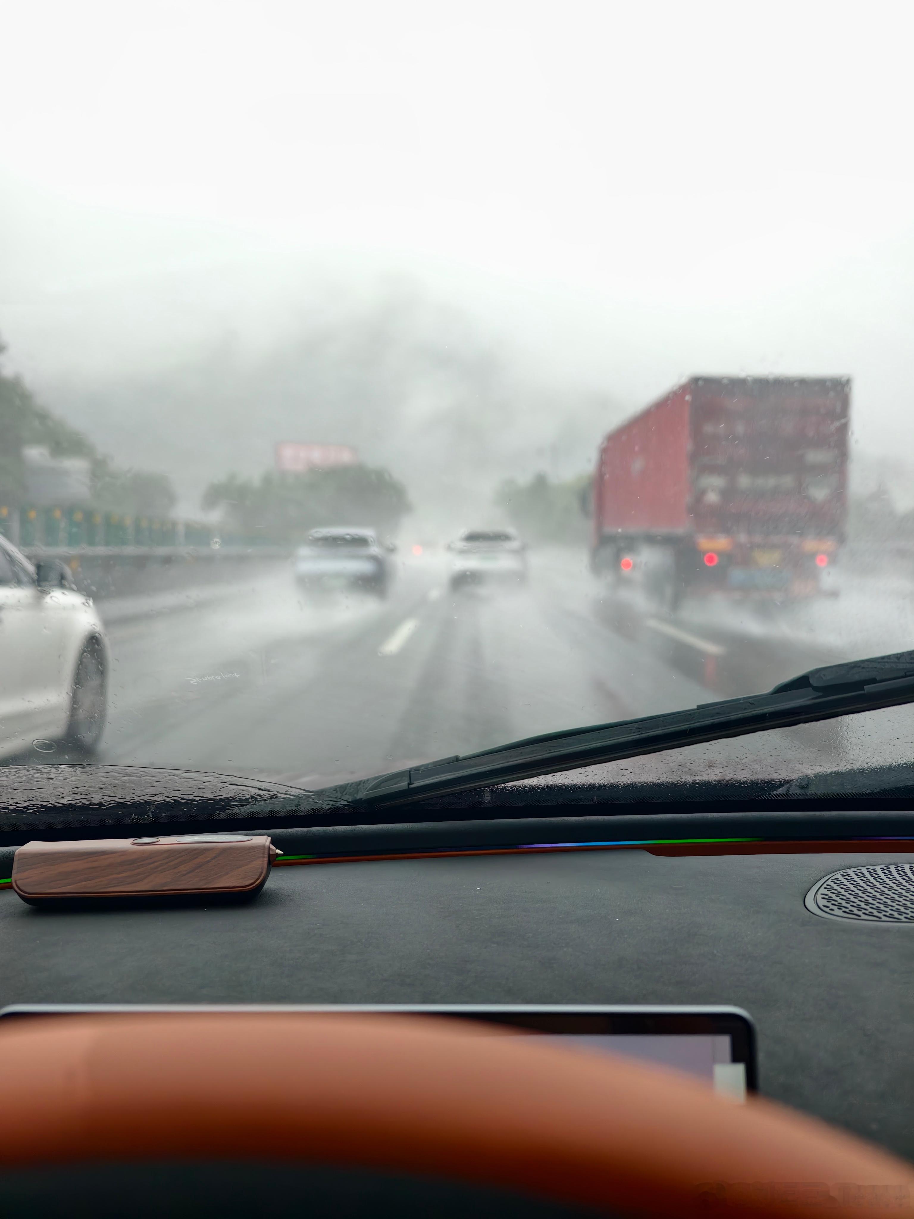 高速 暴雨 再开着芜湖迈巴赫奇瑞风云a9l 这关键因素有点齐全也不知道我刘子航今