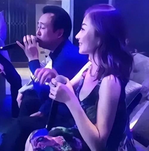 这张照片拍摄于恒大债务危机爆发前，当时的许家印仍是中国首富，风光无限。从图片中可